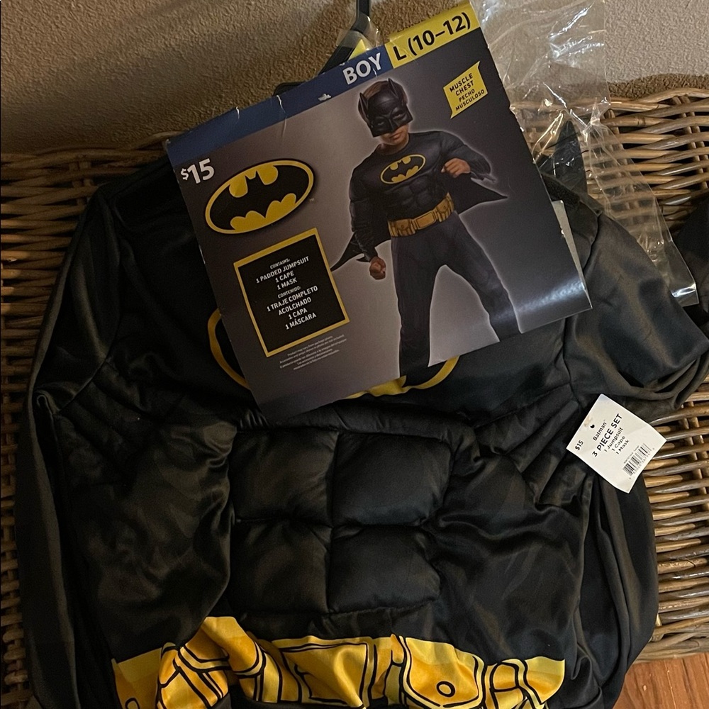 Kids Batman costume-new with tags/never been worn